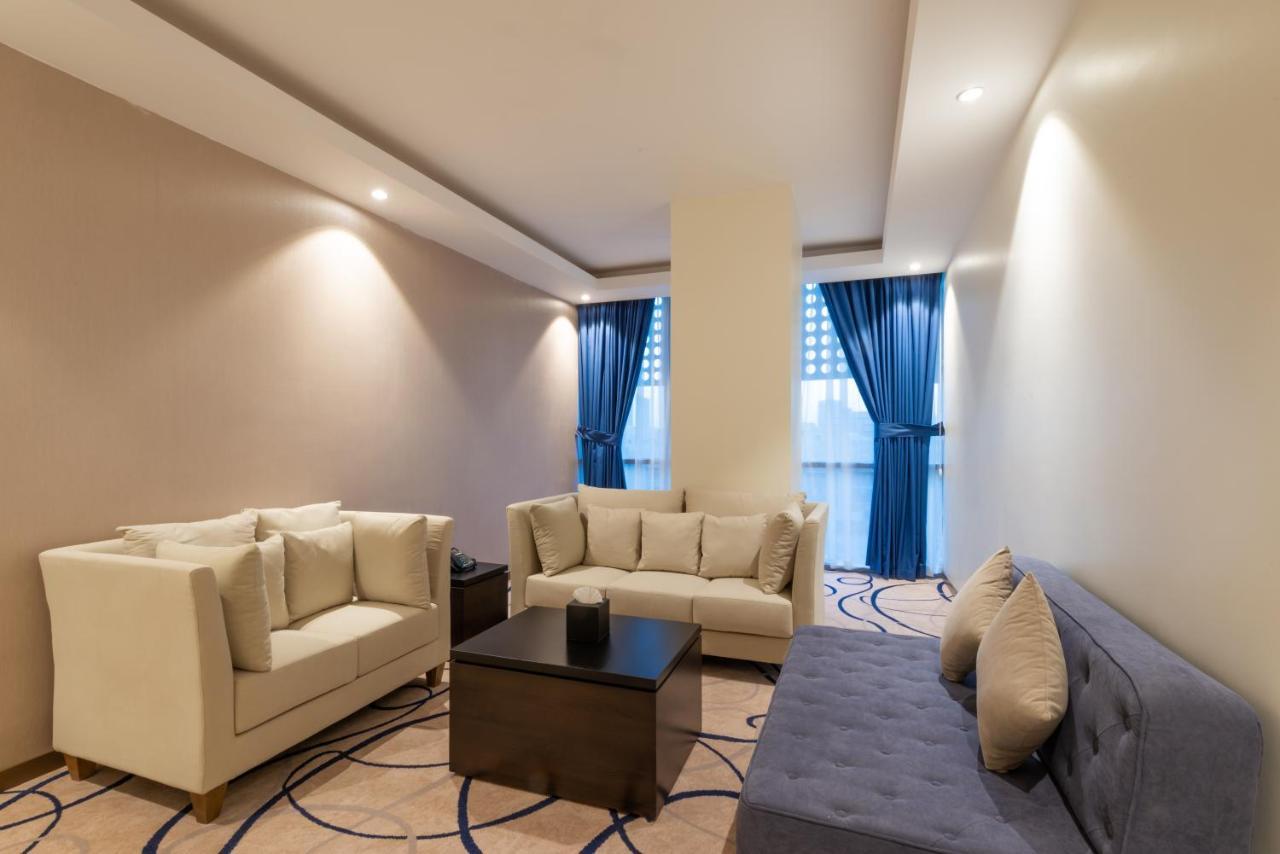 Warwick Al Wezarat 4*