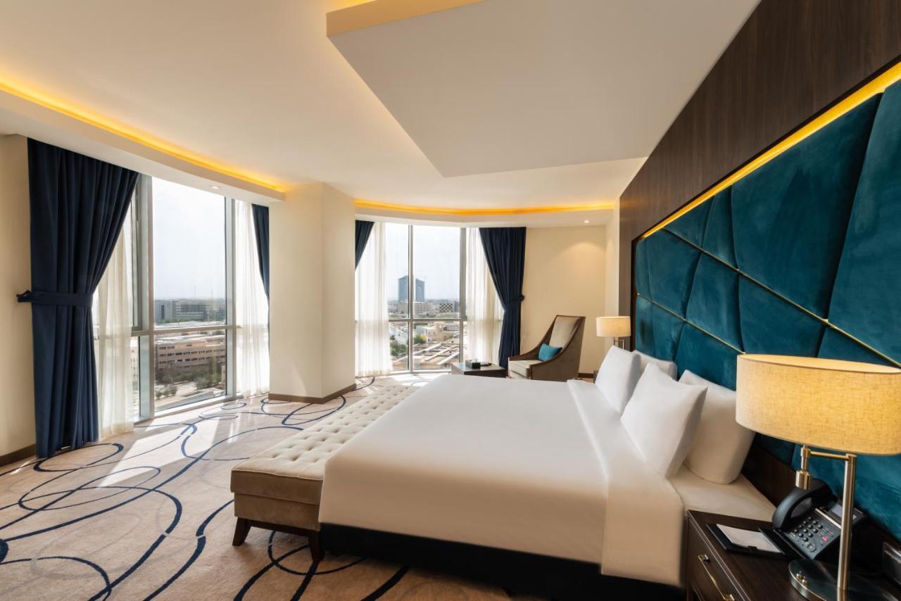 Warwick Al Wezarat 4*