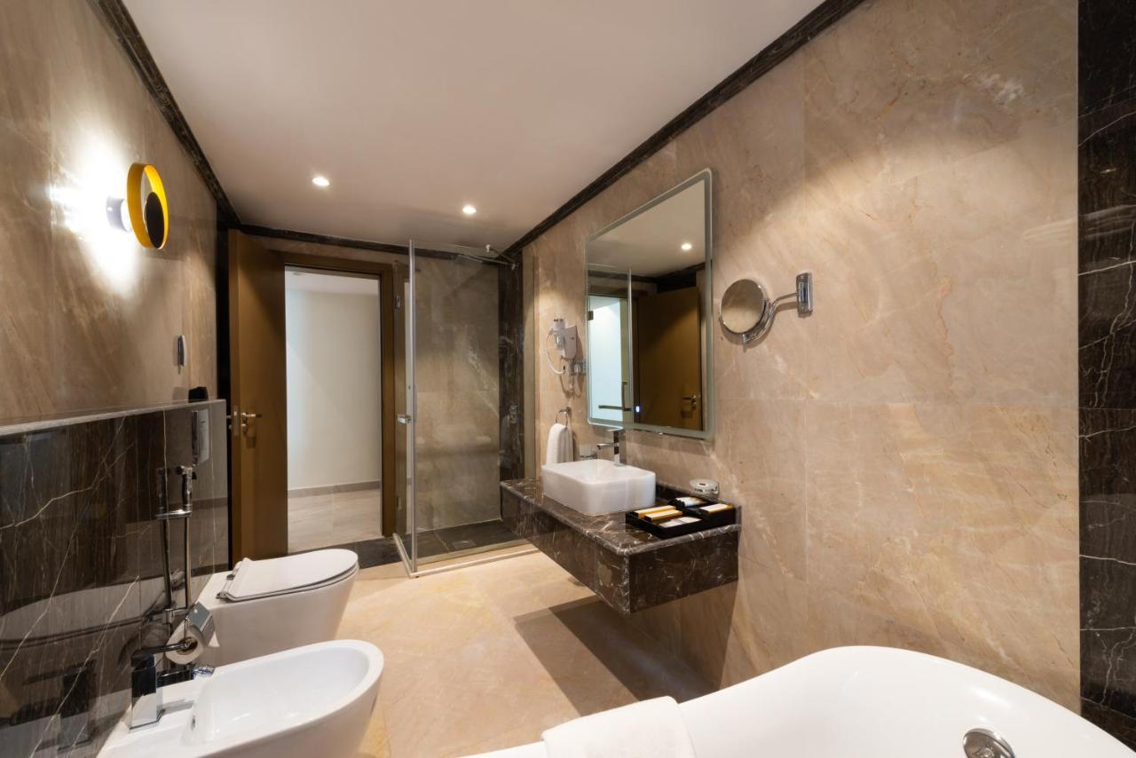 Warwick Al Wezarat Hotel 4*