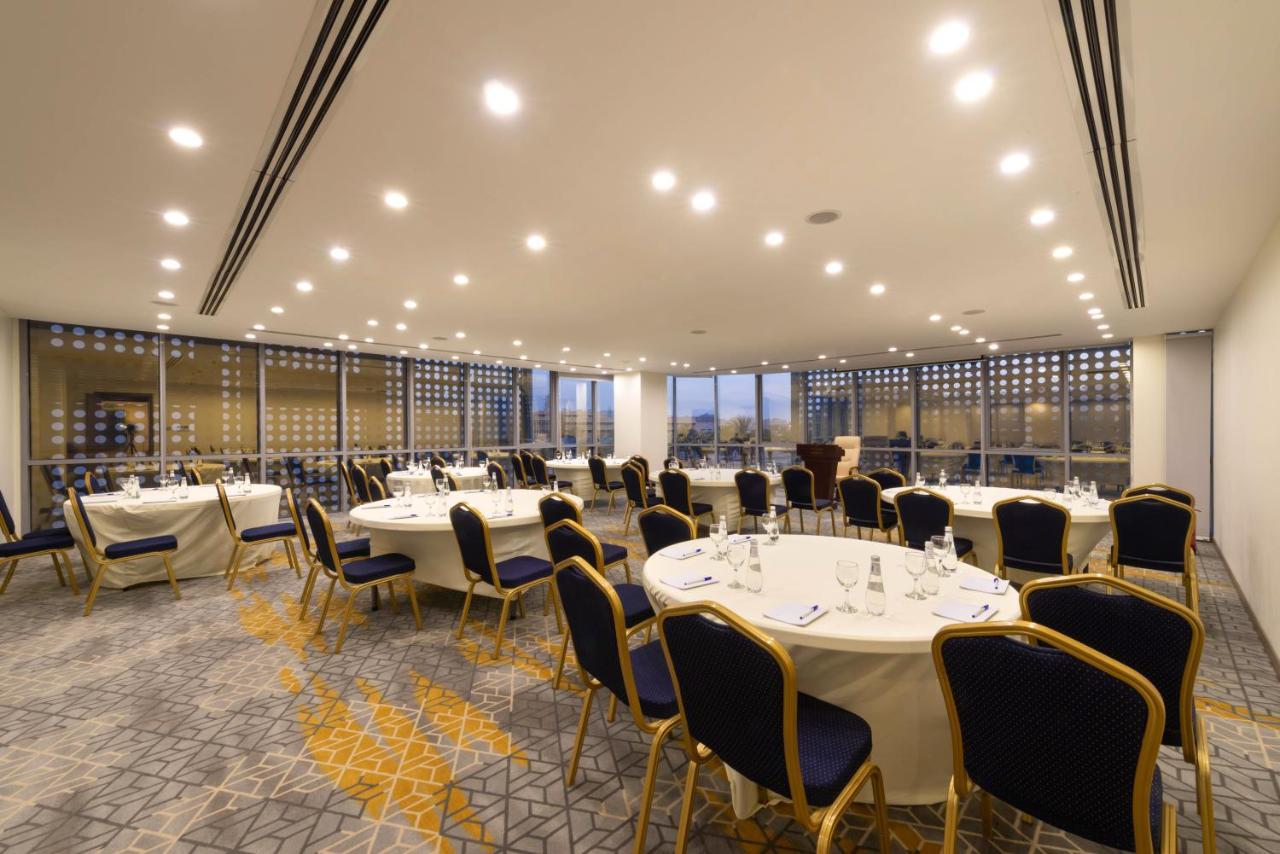 Warwick Al Wezarat Hotel 4*