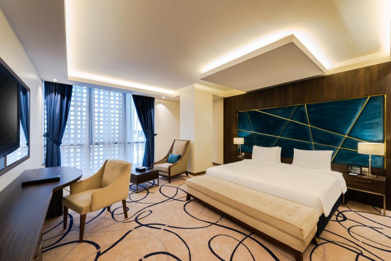Warwick Al Wezarat 4*